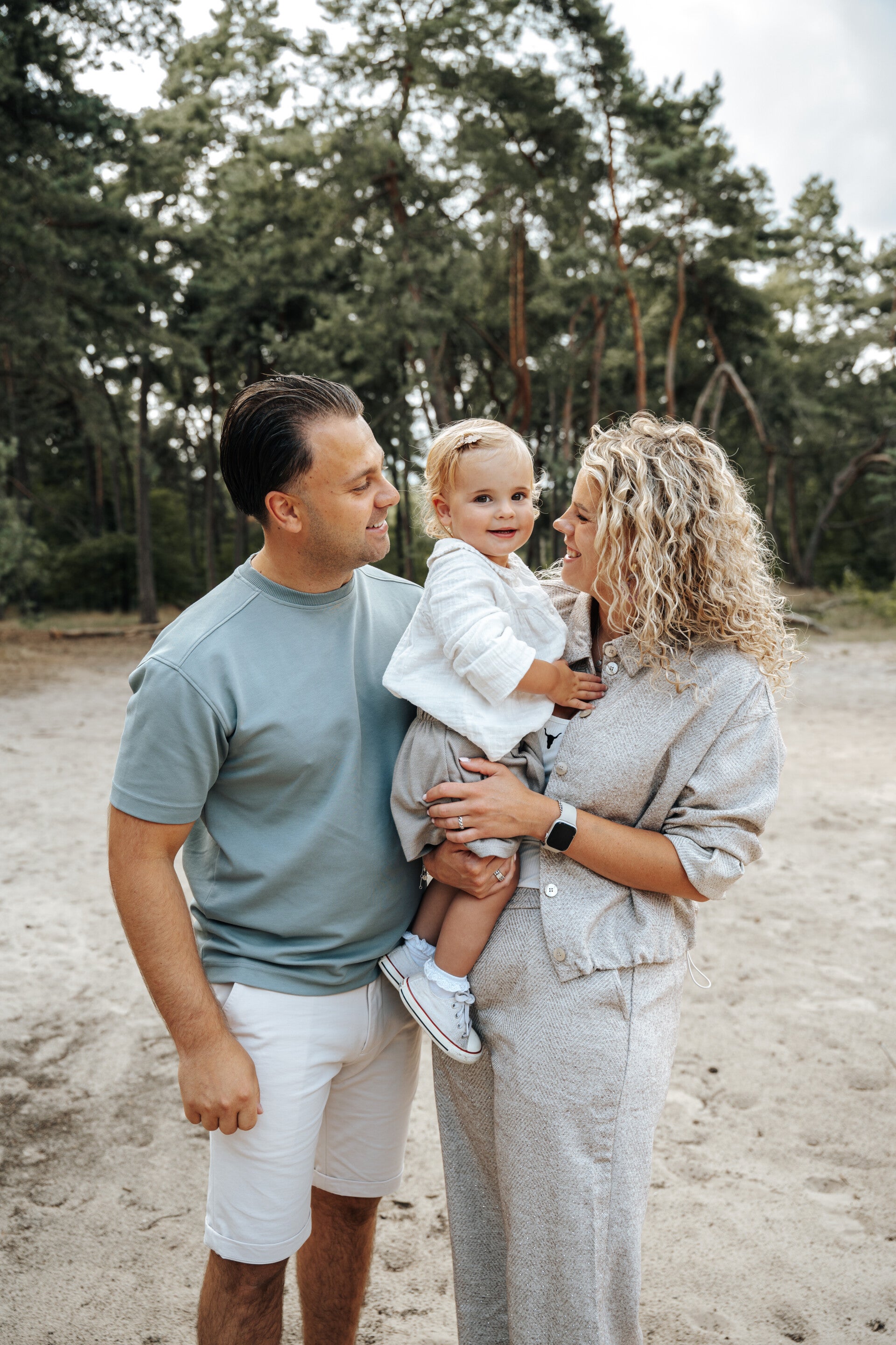 Familiefotograaf Tilburg Gezinsfotografie Berkel-Enschot Familieshoot Oisterwijk Gezinsfotoshoot Moergestel Familiefotografie Tilburg Gezinsfotograaf Oisterwijk Familiefoto’s Berkel-Enschot Gezinsfoto’s Moergestel Gezinsfotografie op locatie Tilburg Famil