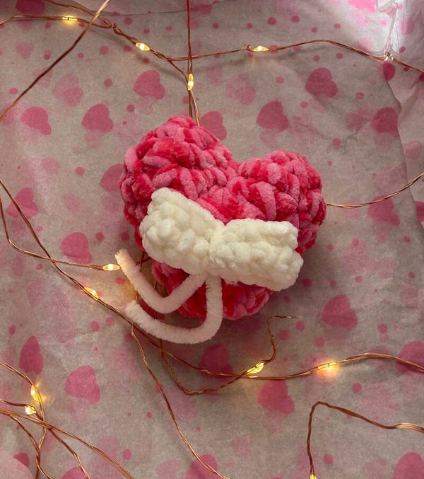 coeur avec noeud blanc