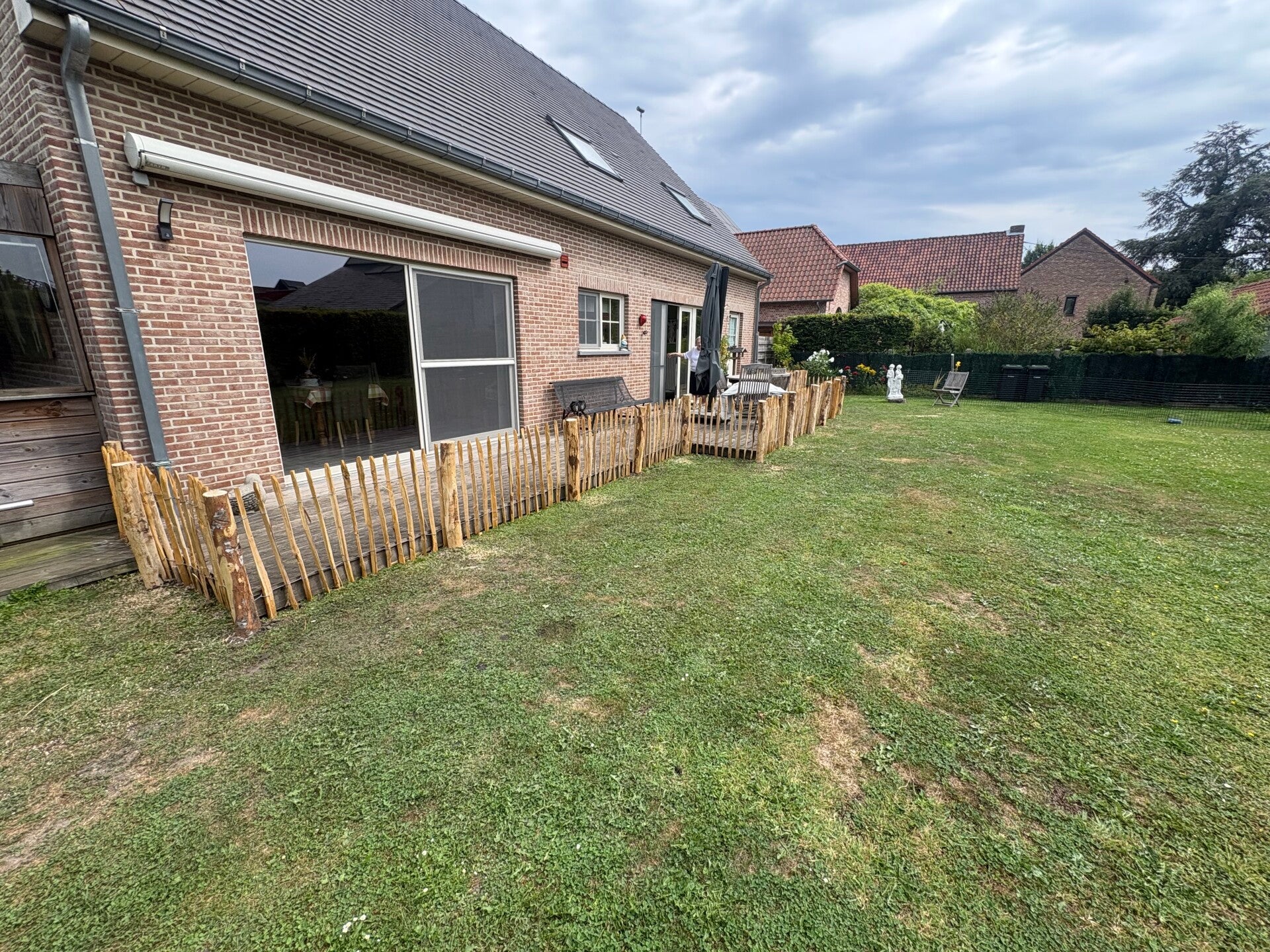 Plaatsing van schapenhek rond terras.