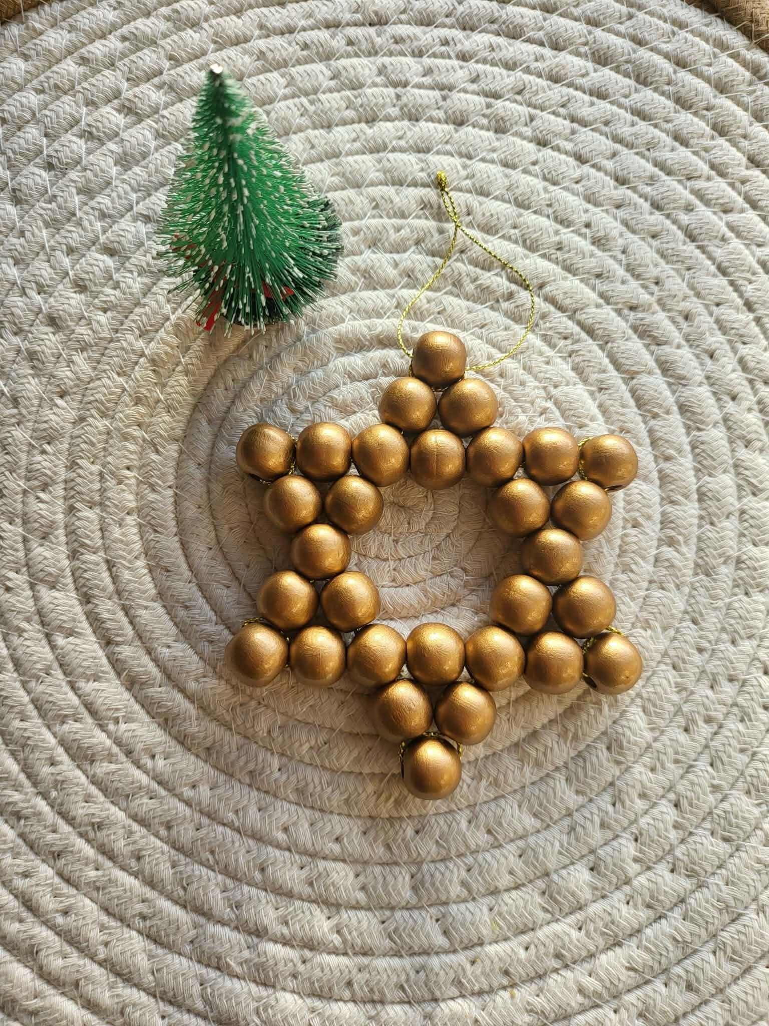 Kersthanger - Ster van houten kralen Gold