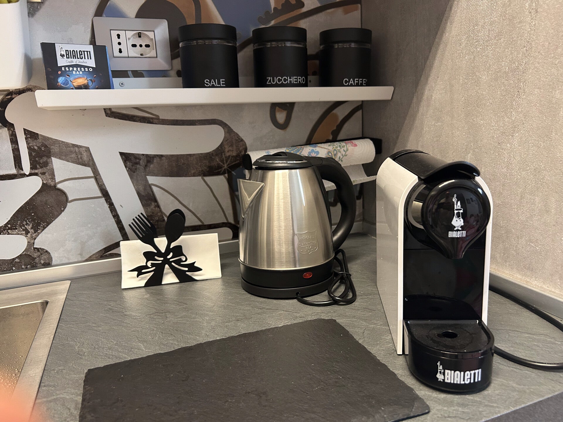 Cucina con macchina caffè casa vacanze Marina di Ardea Roma