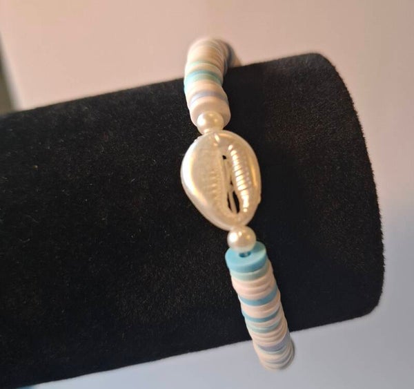 blått armbånd med hvit skjell