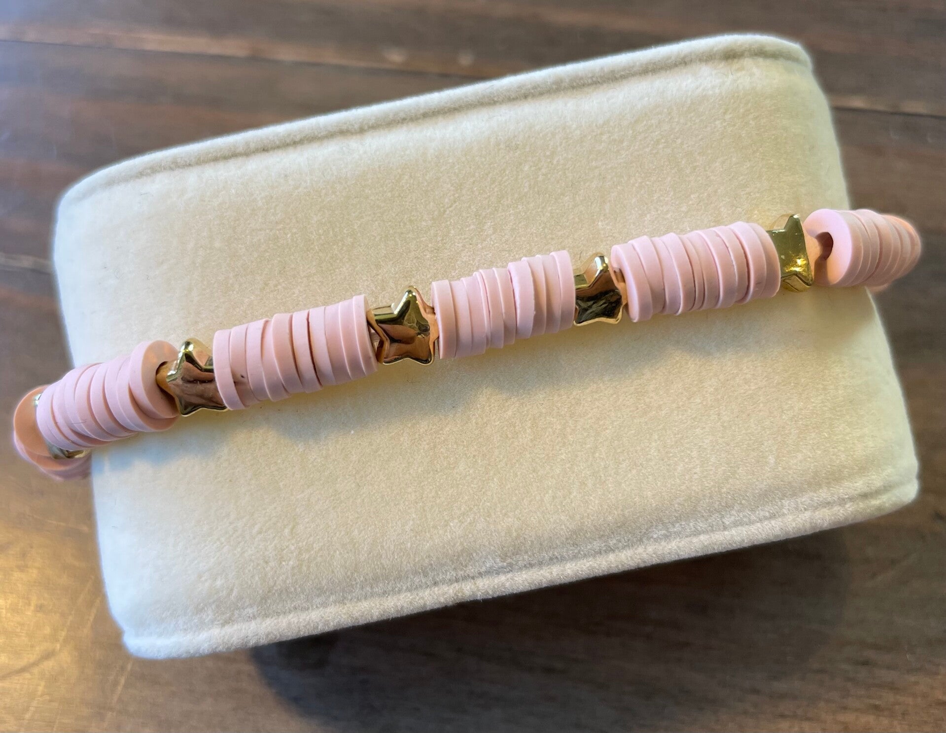 Armbånd med rosa clay beads og mange gullstjerner