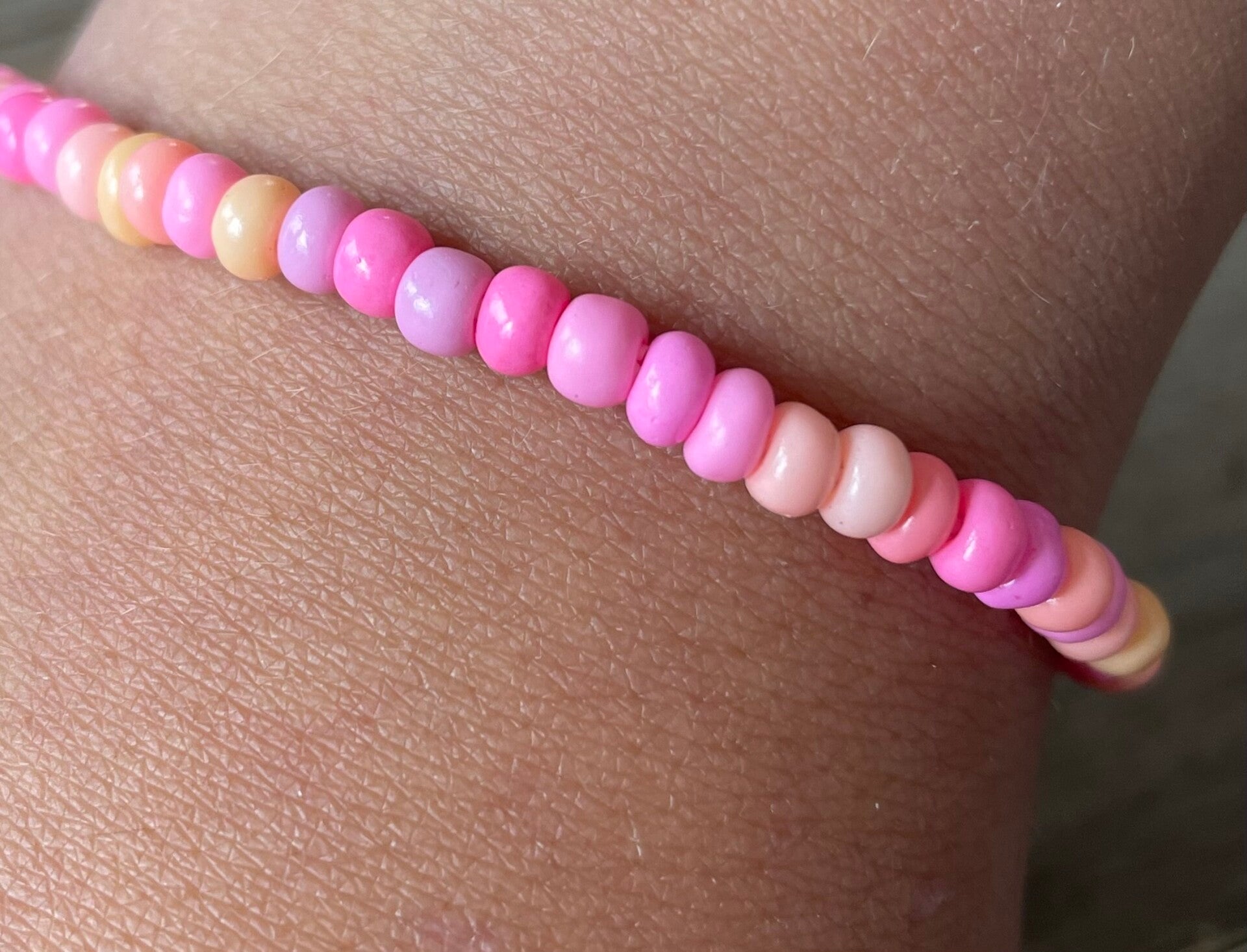 Armbånd småperler ca 3 mm i orange og rosa