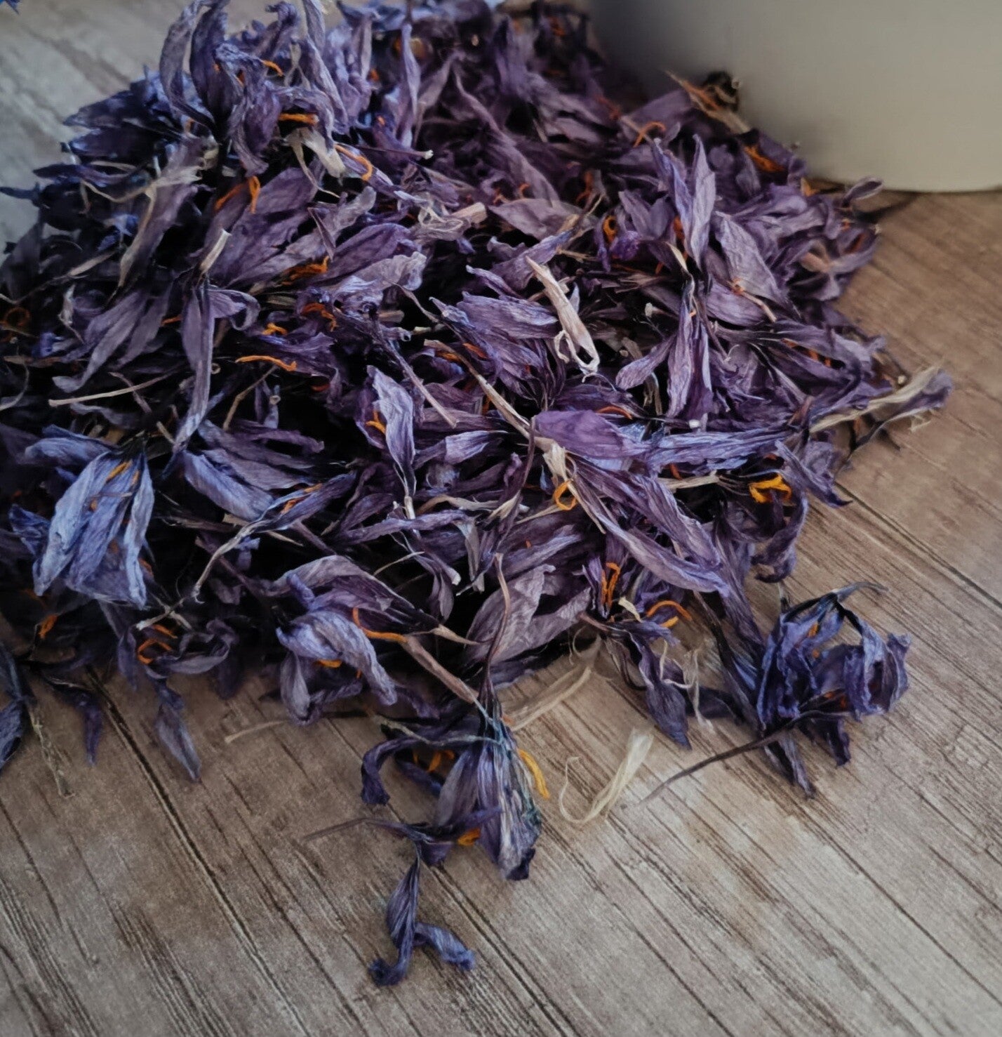 Pétales de fleurs de safran séchés – Récolte artisanale