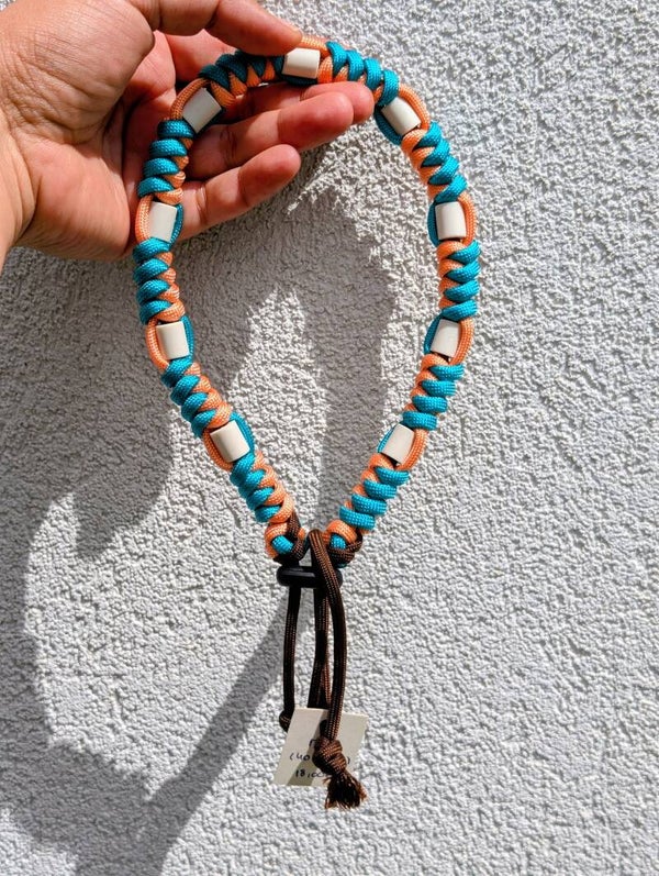 M Collier anti-tiques en céramique EM