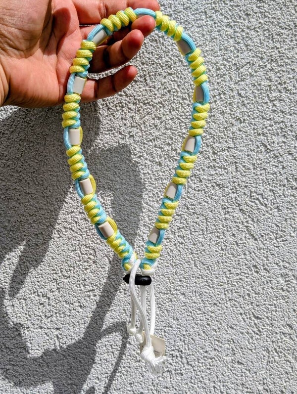 L Collier anti-tiques en céramique EM
