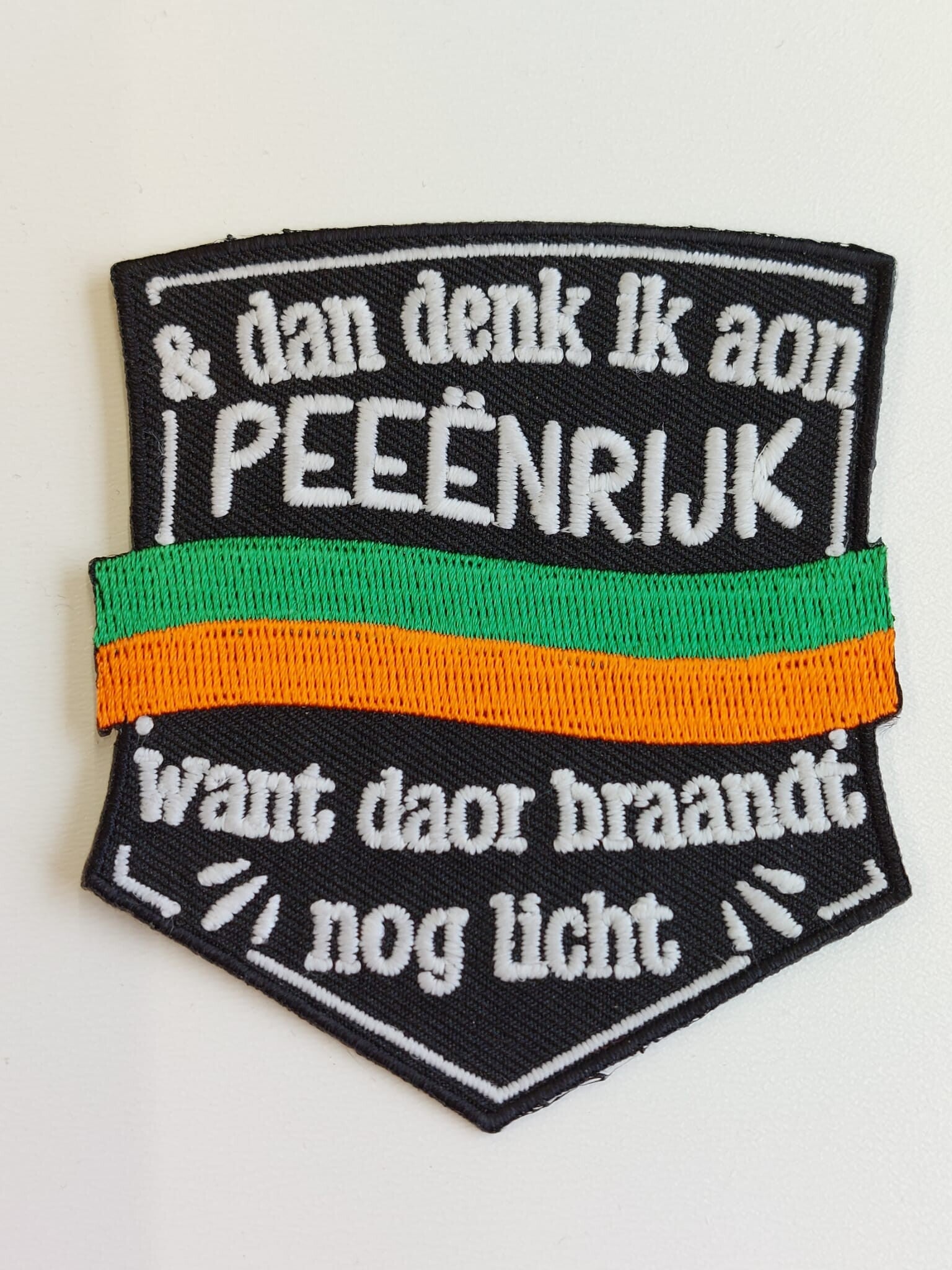 Dan denk ik aon Peeënrijk,want daor braandt nog licht.
