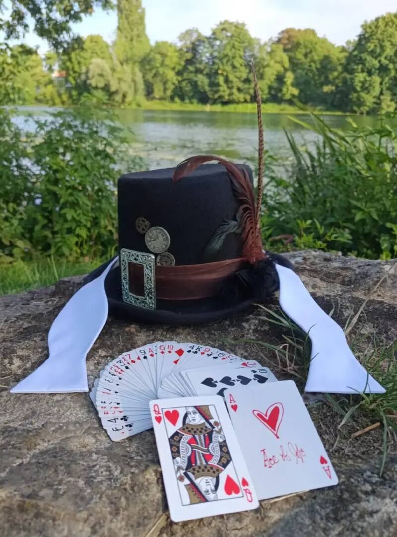 Chapeau haut de forme, noeud papillon, jeu de cartes...