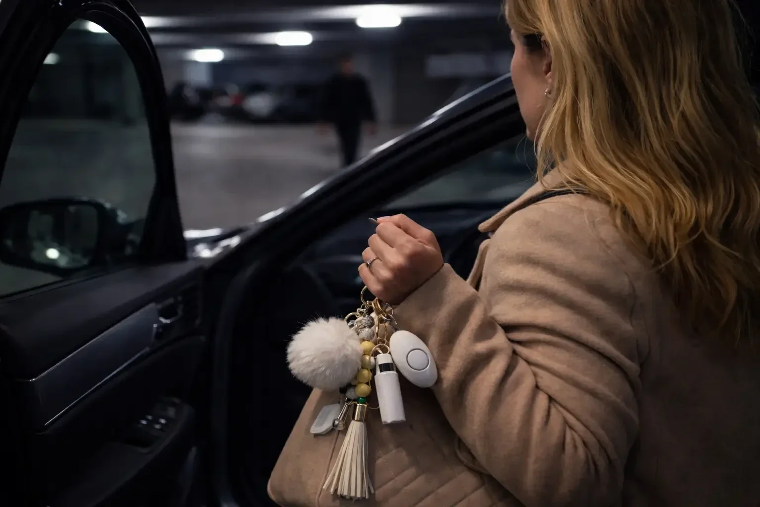 zelfverdediging sleutelhanger set in donkere parkeergarage