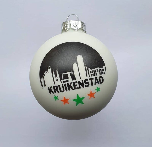Kerstbal Kruikenstad skyline met sterren groen/oranje glas