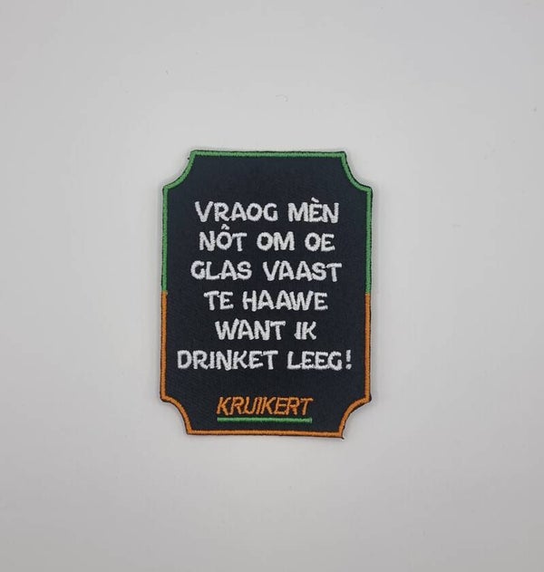 KR088. Kruikert embleem: vraog mèn nöt om oe....