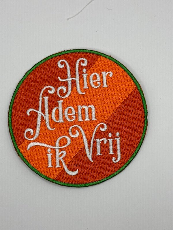 Hier adem ik vrij embleem kleur oranje KR204