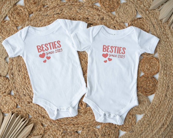 Besties Since 2025 setje van 2 rompertjes