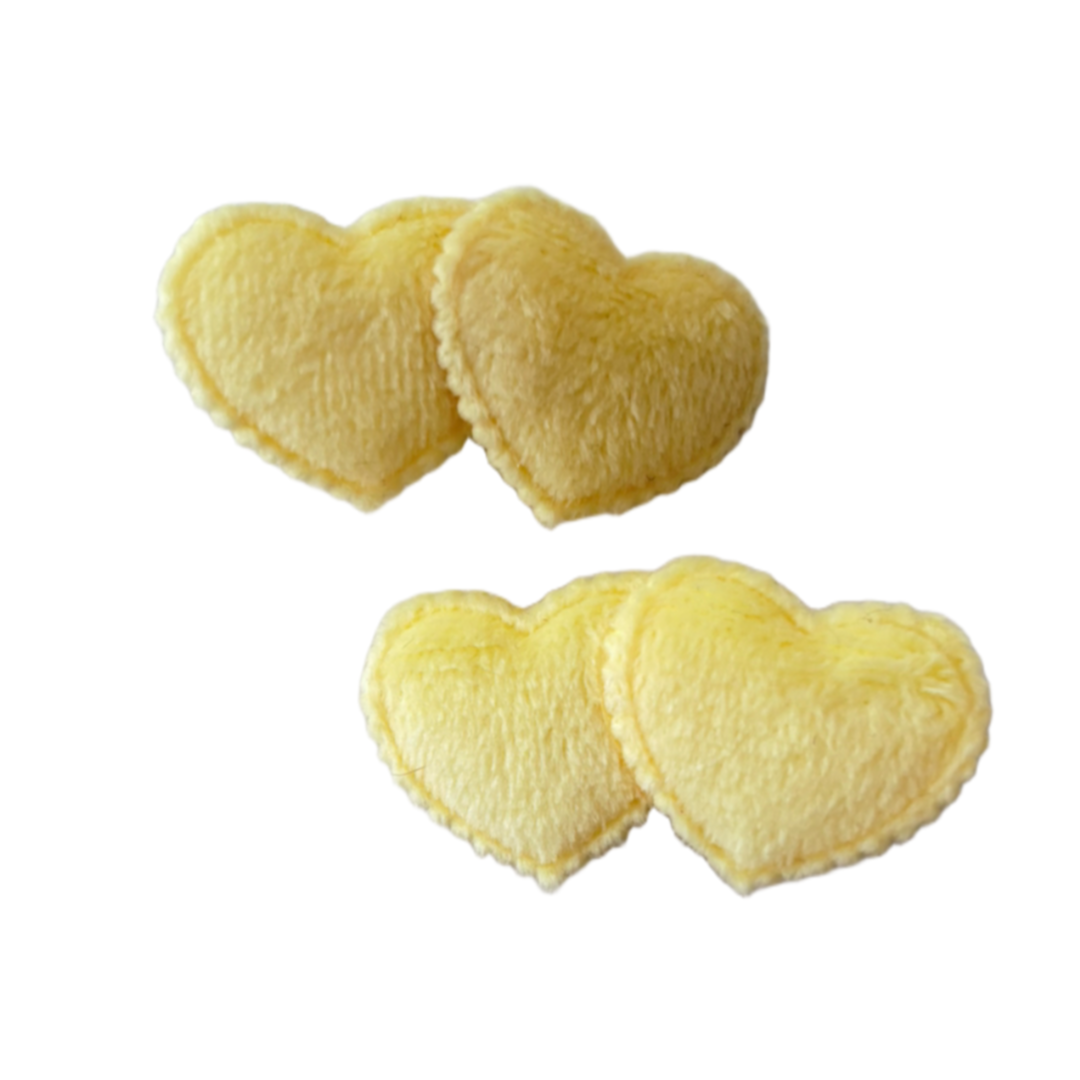 Fluffy yellow hartjes speld (2 stuks)