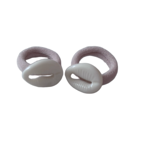 Kleine elastiekjes met kauri schelpjes (2 stuks)