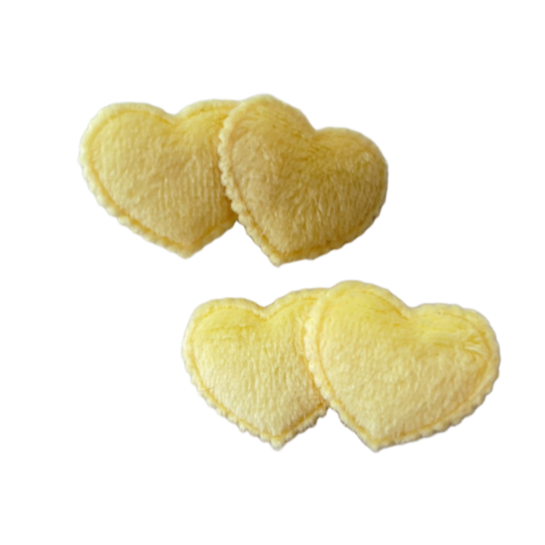 Fluffy yellow hartjes speld (2 stuks)