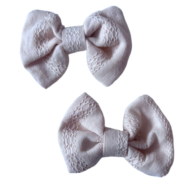 Beige strikjes met fijn motiefje (2 stuks)