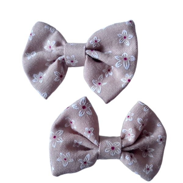 Bruin/ beige strikjes met bloemetjes (2 stuks)