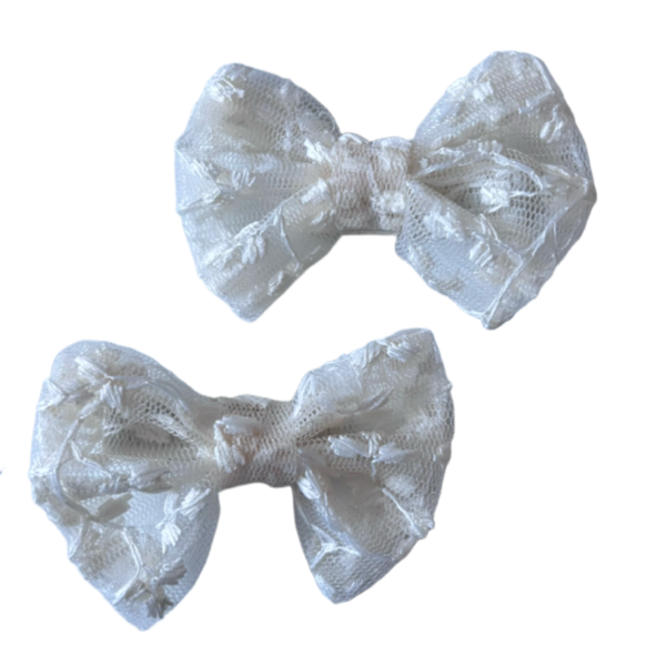 Kanten crème strikjes (2 stuks)