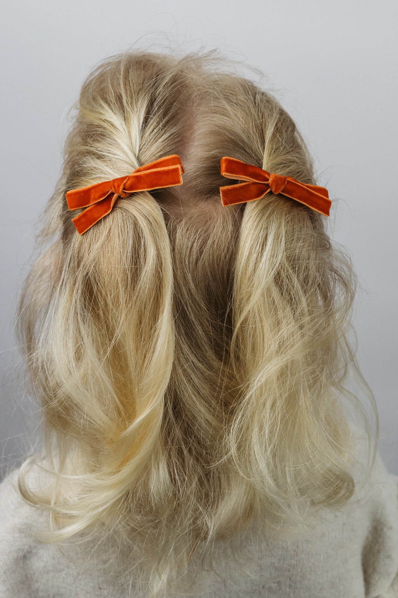 Oranje velvet strikjes (2 stuks)