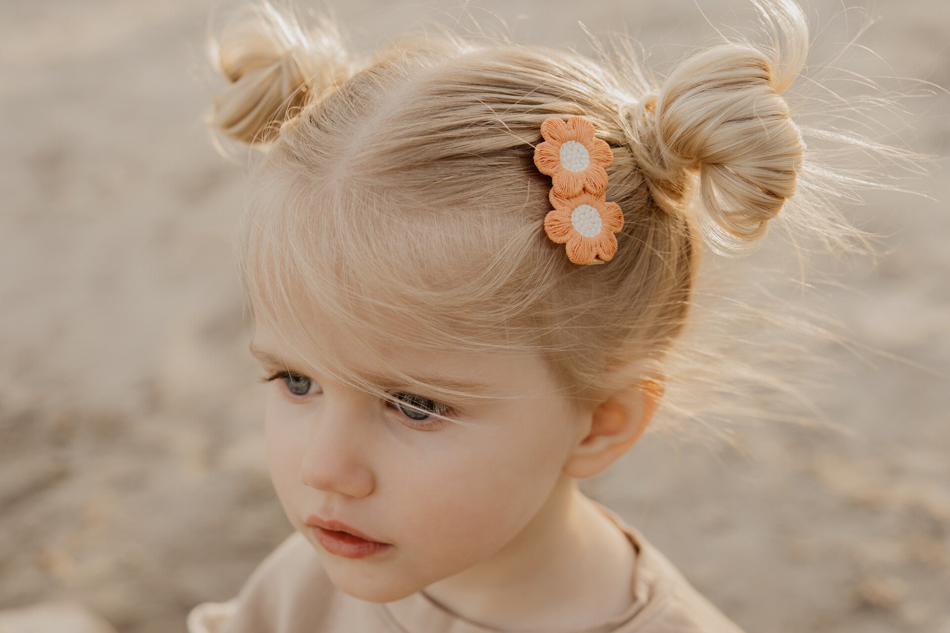 Oranje bloemen speldjes (2 stuks)