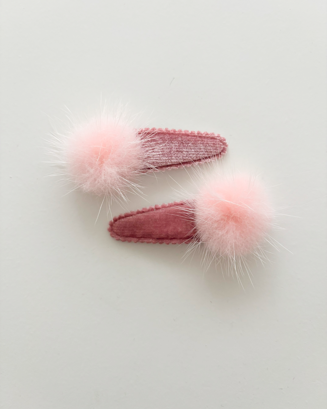 Roze Rosy pompon speldjes (2 stuks)