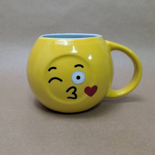 Emoji Face Mug Yellow coloured mug Blowing a Kiss Novelty Collectable Ideal Gift