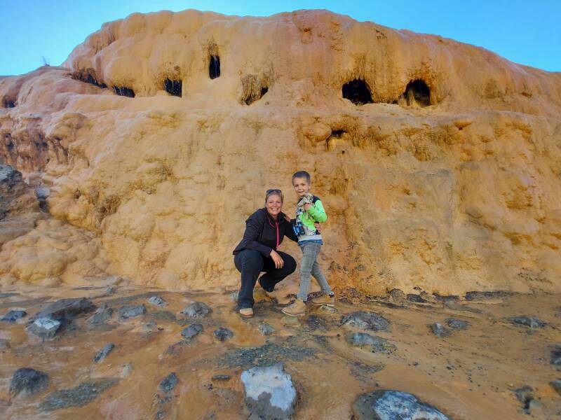 Antoinet & Jurre bij de Travertine Mineral Springs