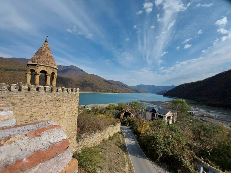 Het mooie Ananuri Fort/Kasteel