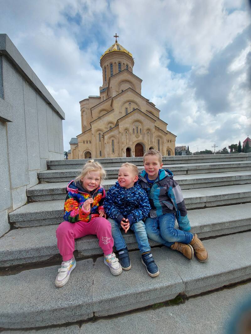 Kinderen op de trap bij de Holy Trinity Cathedral 