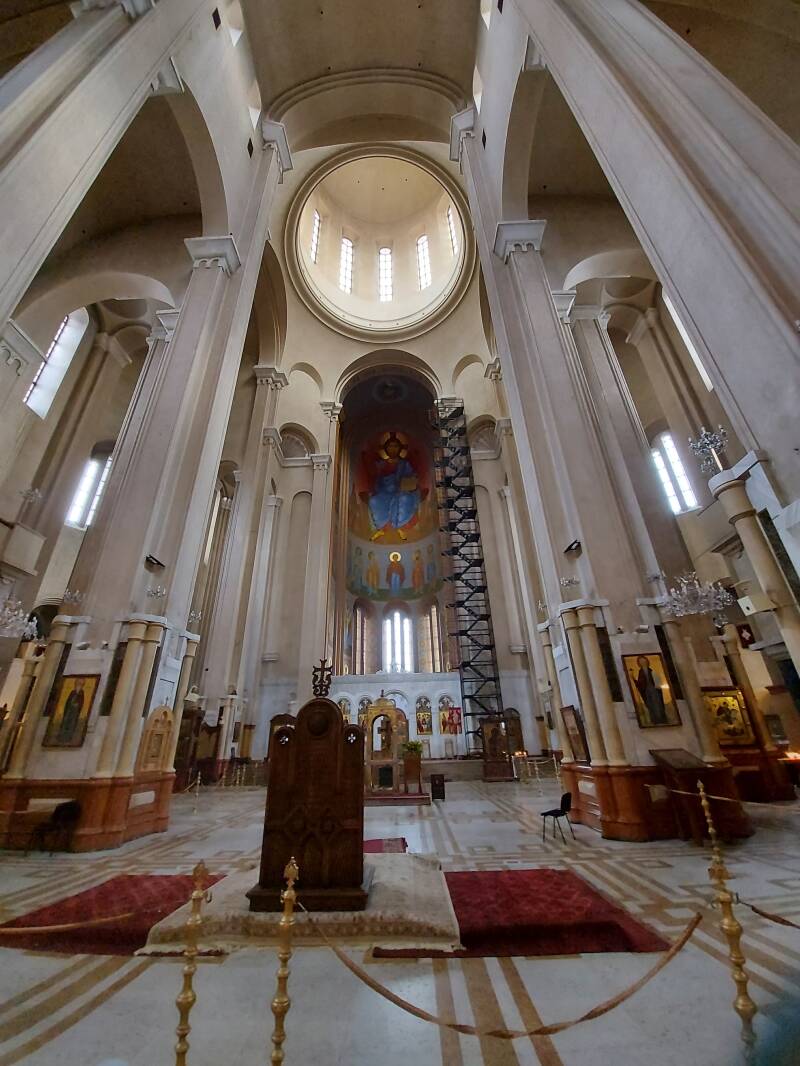 Binnen bij de Holy Trinity Cathedral 