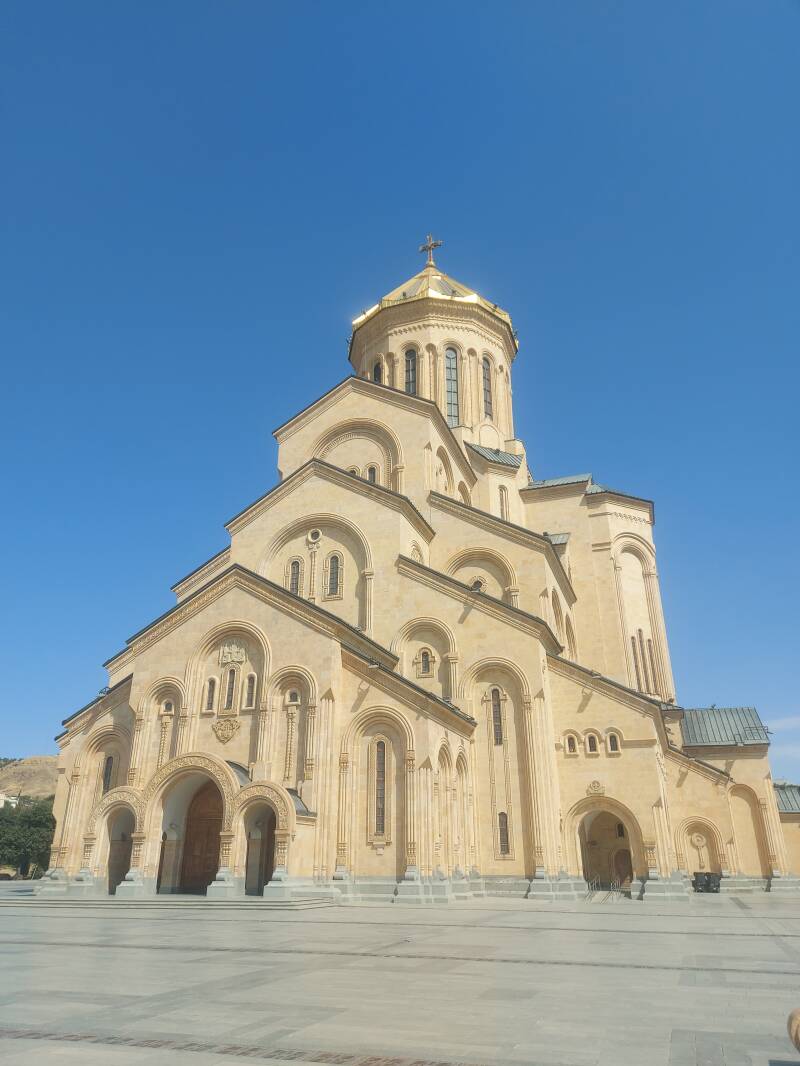 Sameba Cathedral van de zijkant