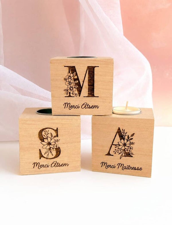 Bougeoir cube en bois personnalisé – Initiale fleurie et prénom ou message