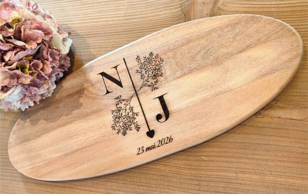 Planche en bois d'acacia personnalisée couple – Initiales et date gravées au laser