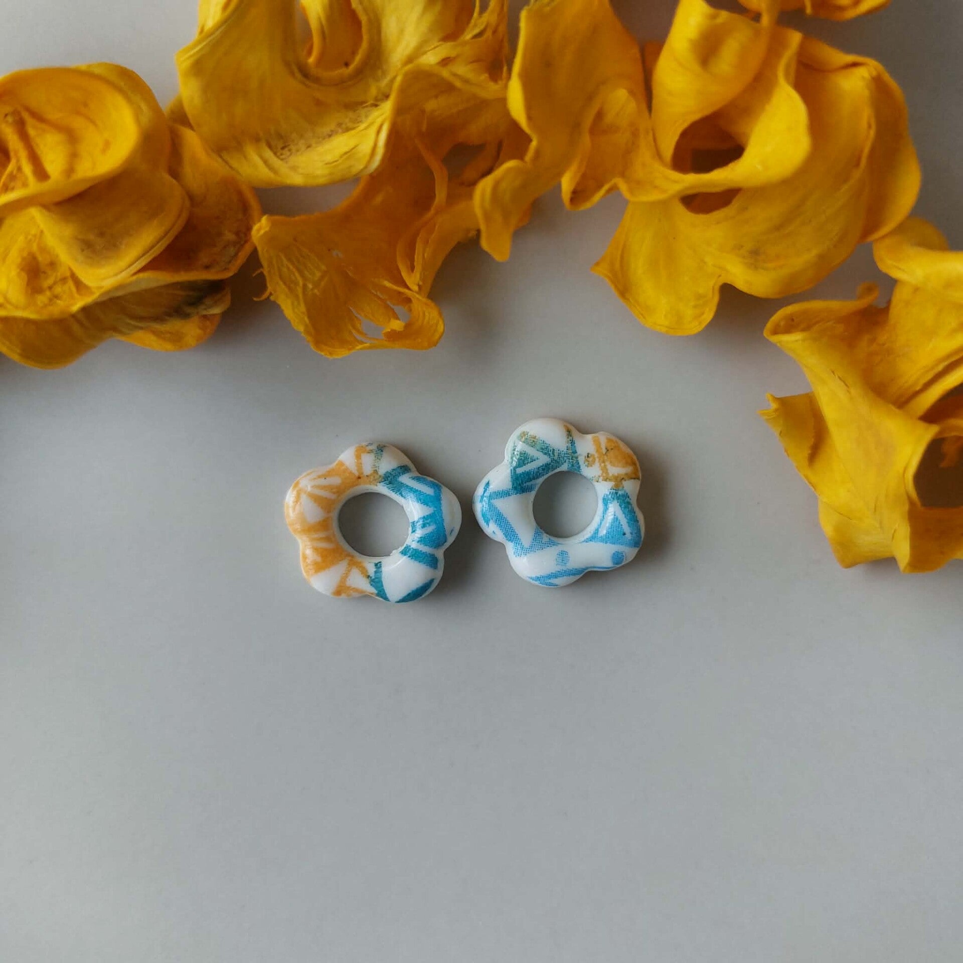 Minibloemen - Wit met oranje/blauw patroon