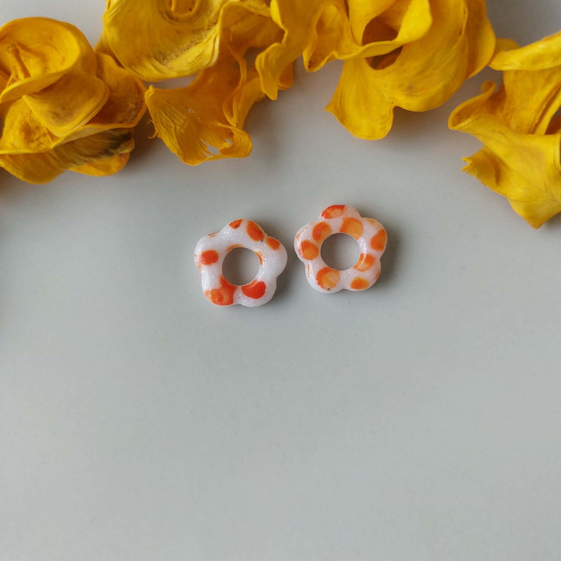 Minibloemen - Wit met oranje patroon