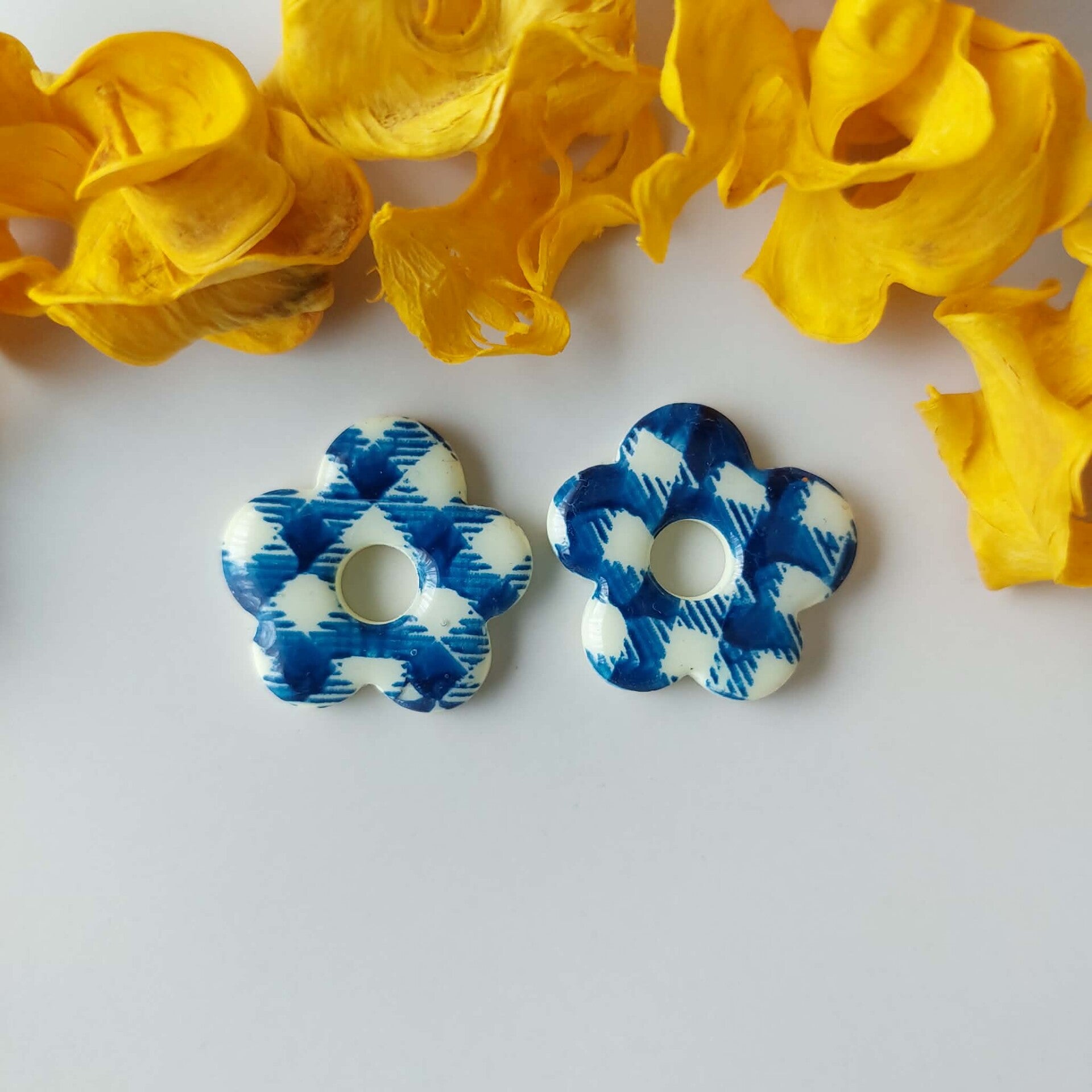 Grote bloemen - Wit met blauw patroon