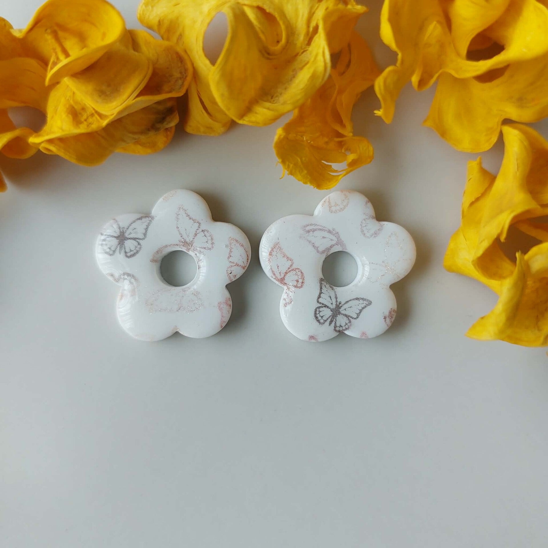 Grote bloemen - Wit met vlinderprint