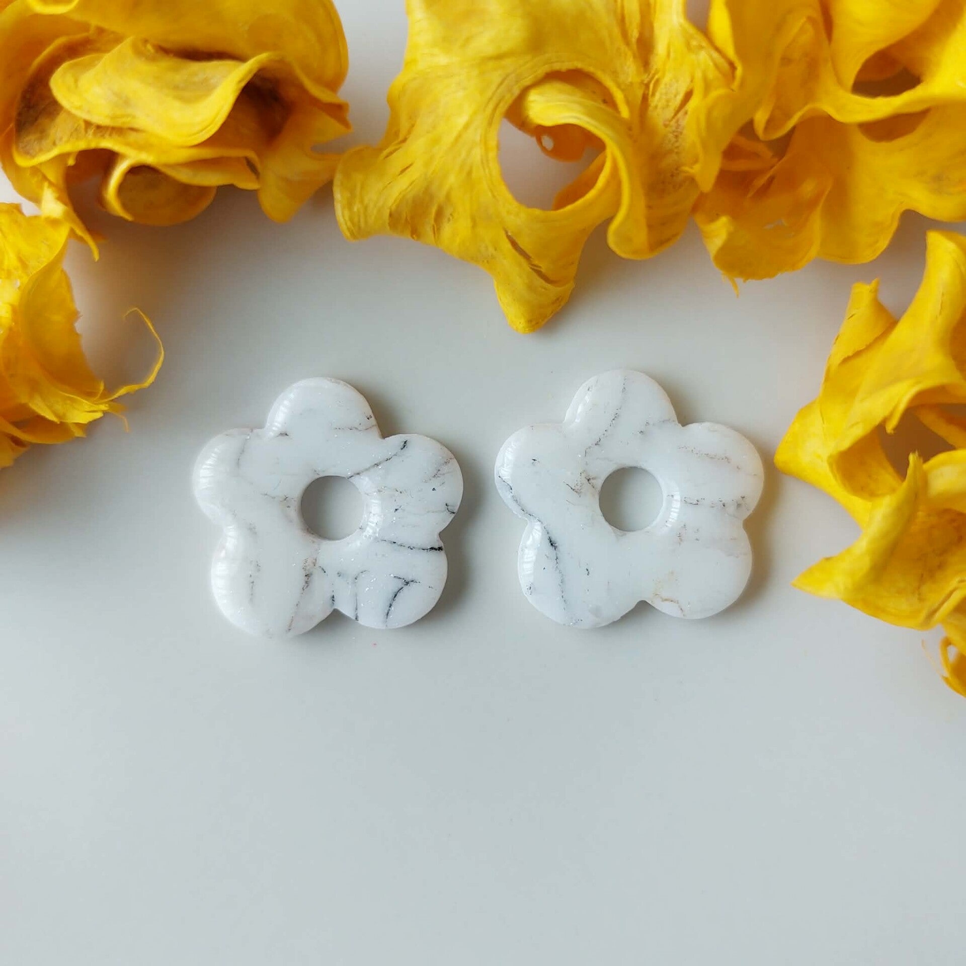 Grote bloemen - Wit met zwart marmer effect