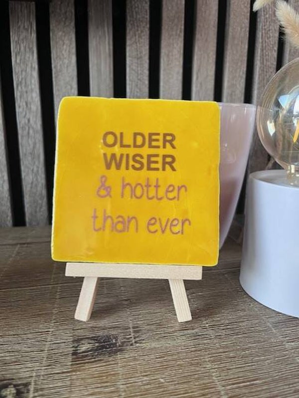 Tegeltje "Older wiser...geel"