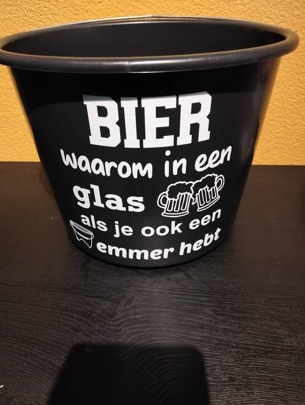 Bier waarom in een glas als je ook een emmer hebt