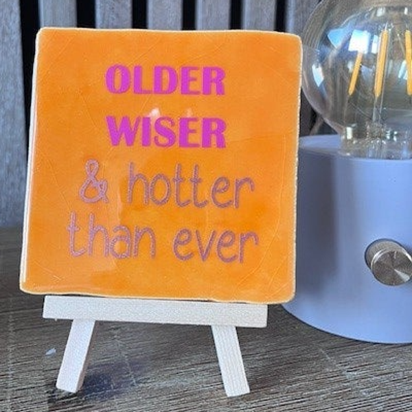 Tegeltje "Older wiser... oranje"