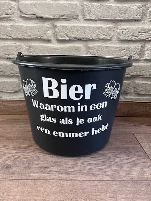 Bier waarom in een glas als je ook een emmer hebt