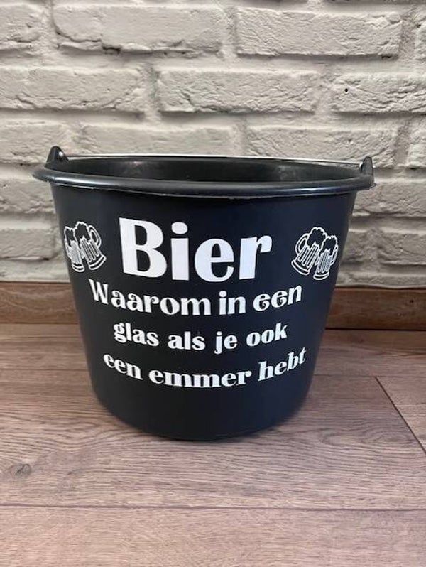 Bier waarom in een glas als je ook een emmer hebt