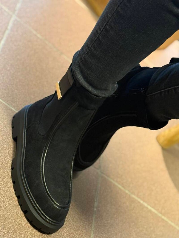 Zwarte suède enkel laarzen .