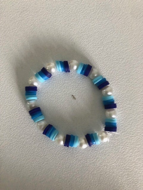 blauw met zoetwaterparels armband