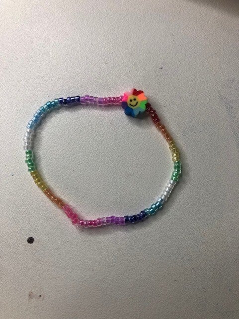een regenboog armband van rocailles en polymeer