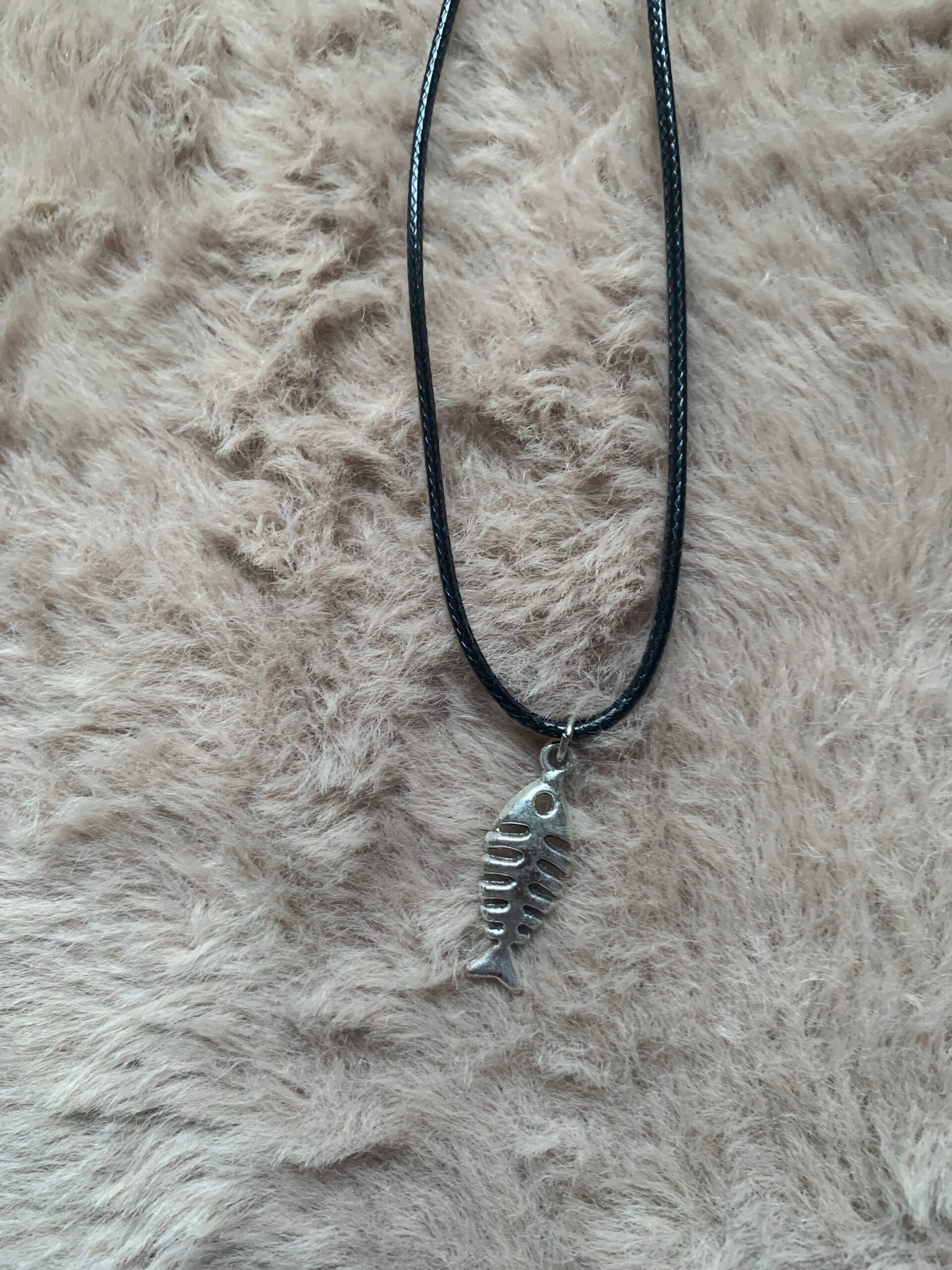 Zwart met zilver ketting vis