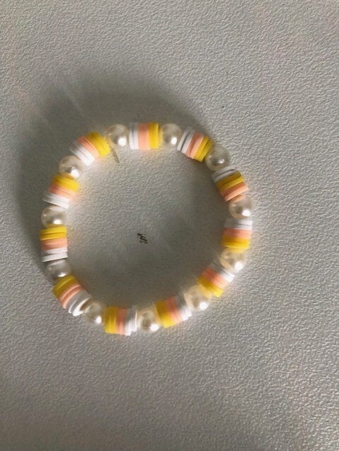 geel met zoetwaterparels armband
